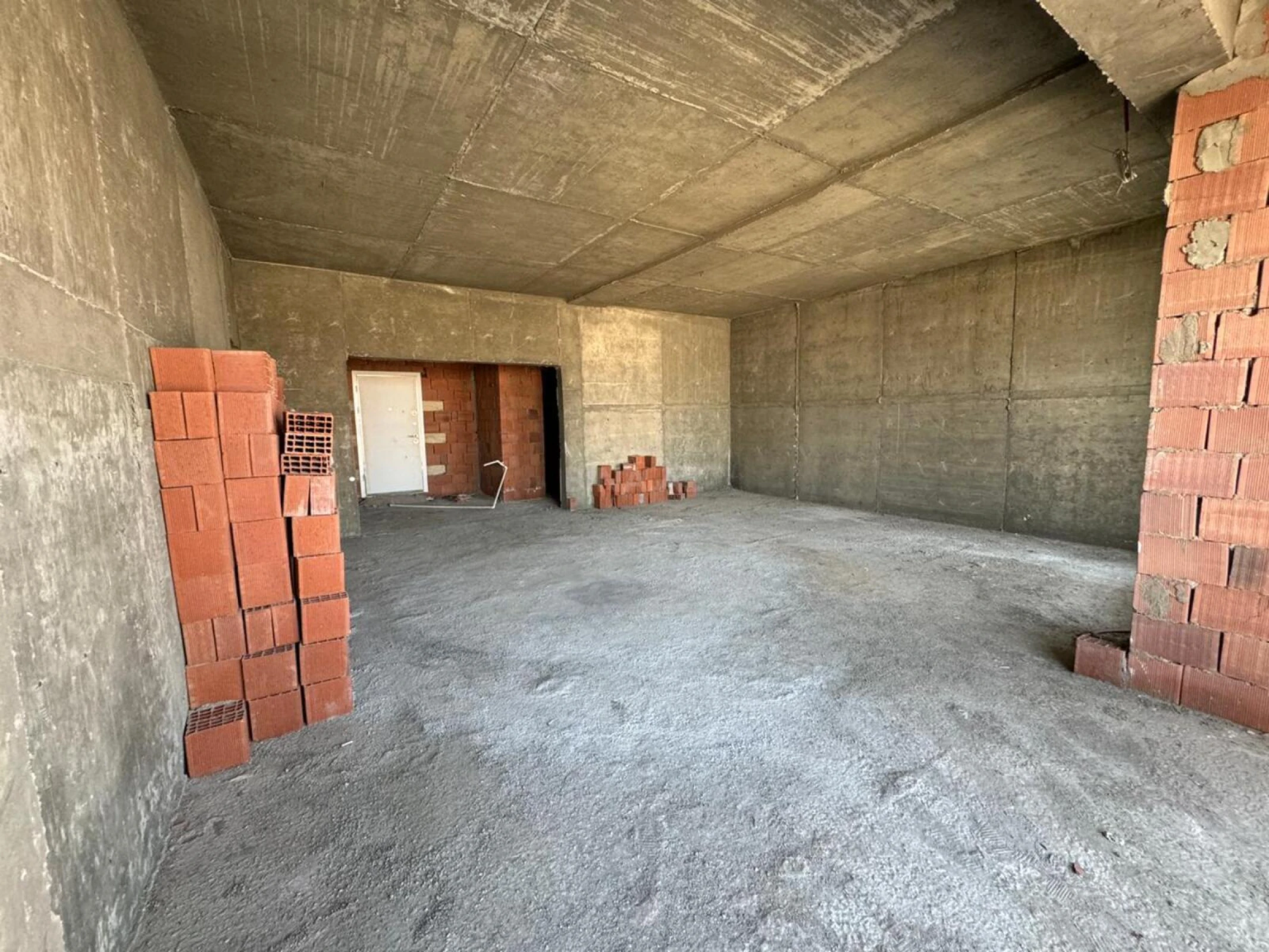 Satılır 2 otaqlı mənzil 109 m²