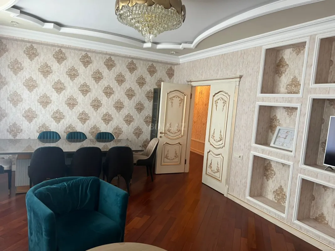 Kirayə verilir 3 otaqlı mənzil 135 m²