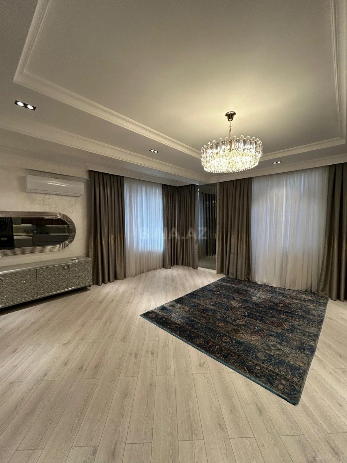 Satılır 3 otaqlı mənzil 136 m²