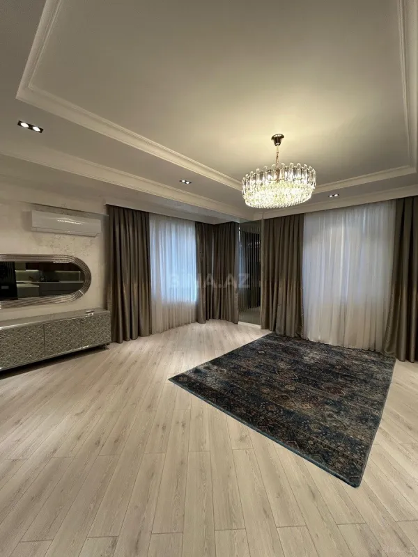 Satılır 3 otaqlı mənzil 136 m²