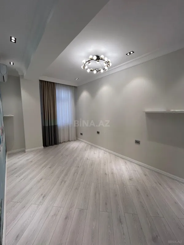 Satılır 3 otaqlı mənzil 136 m²