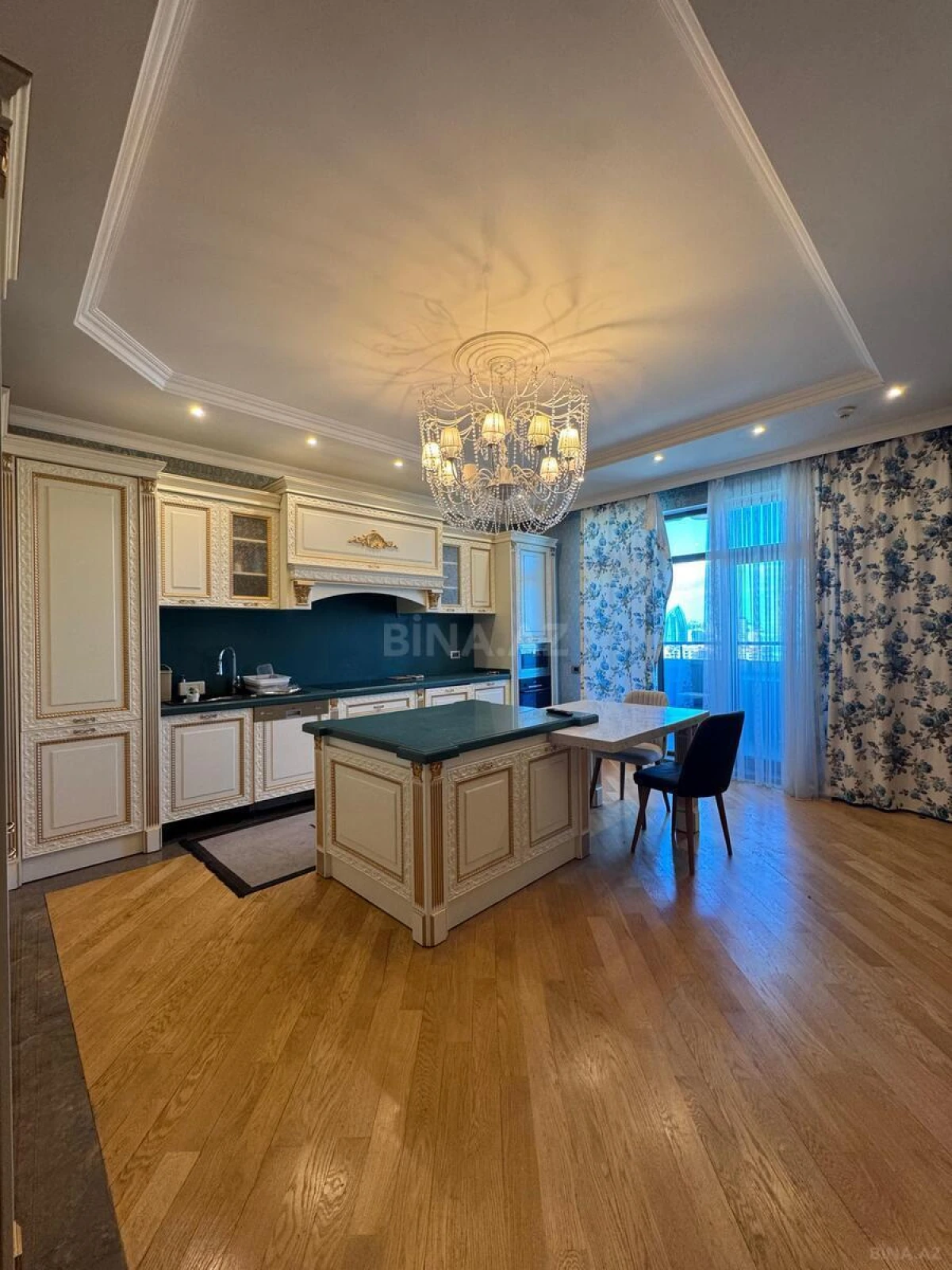 Kirayə verilir 3 otaqlı mənzil 220 m²