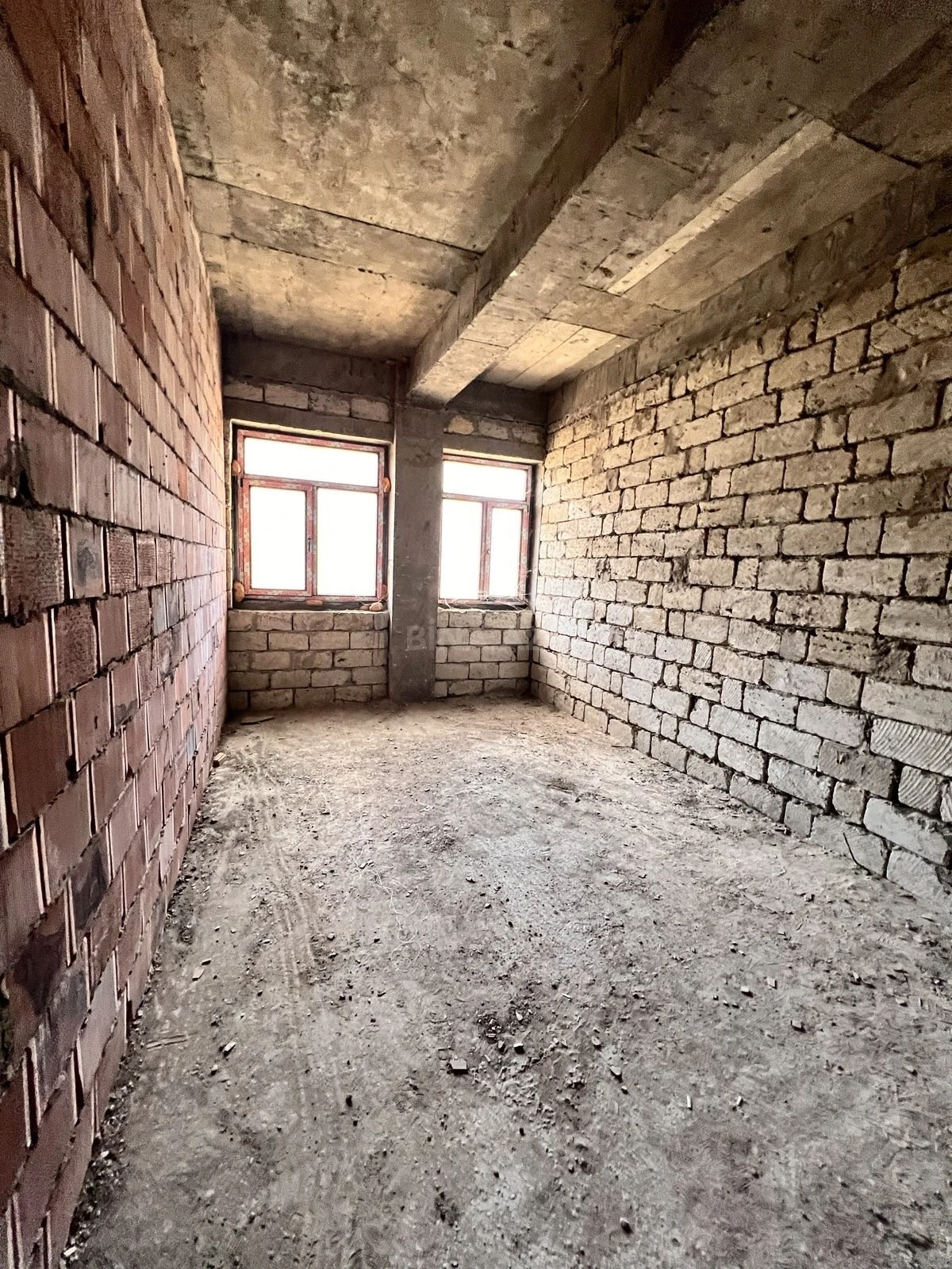 Satılır 4 otaqlı mənzil 204 m²