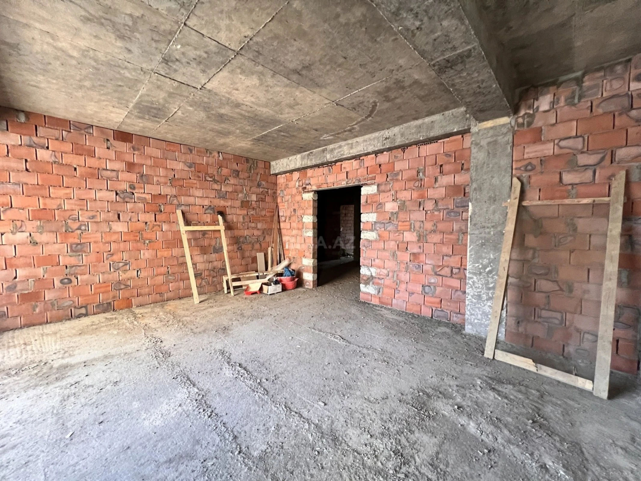 Satılır 4 otaqlı mənzil 204 m²