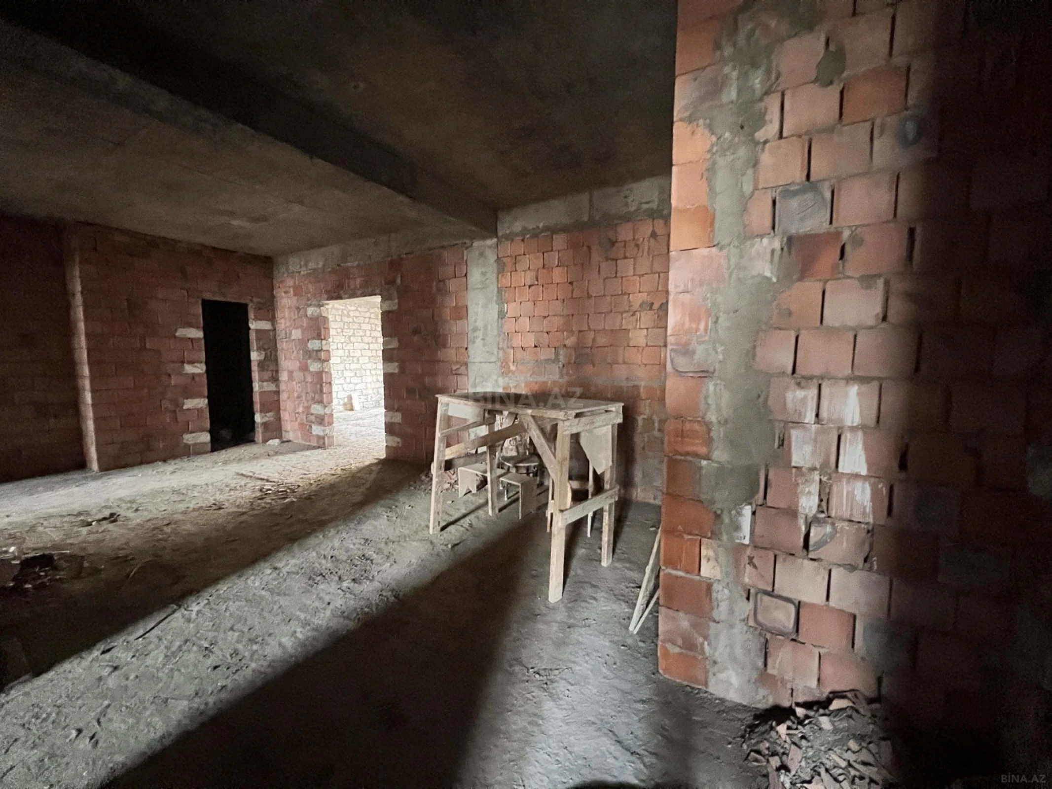 Satılır 4 otaqlı mənzil 204 m²