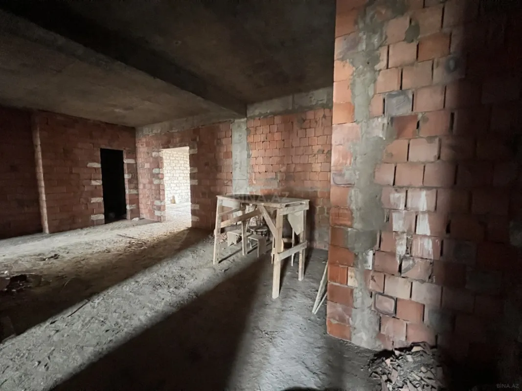 Satılır 4 otaqlı mənzil 204 m²