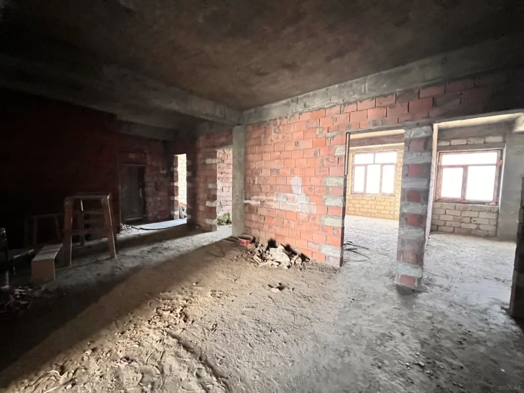 Satılır 4 otaqlı mənzil 204 m²