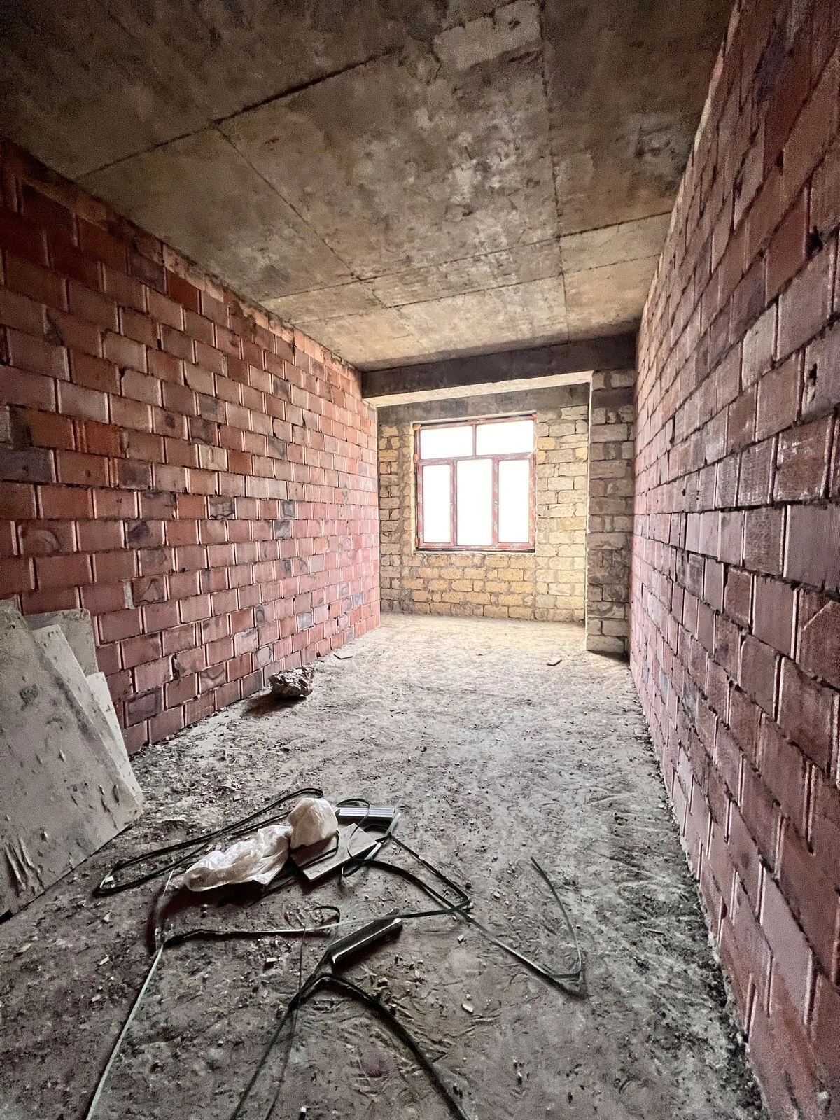 Satılır 4 otaqlı mənzil 204 m²