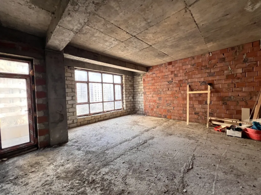 Satılır 4 otaqlı mənzil 204 m²