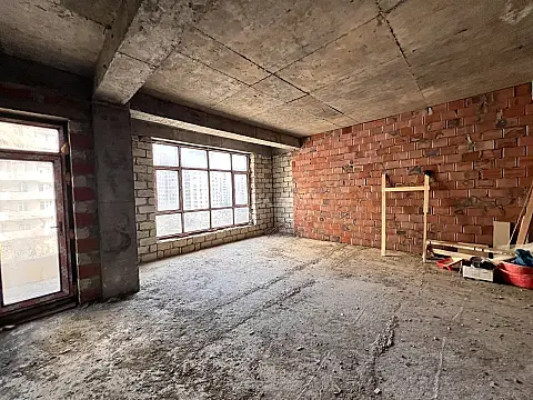 Satılır 4 otaqlı mənzil 204 m²