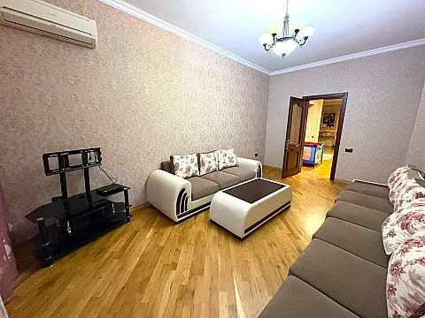 Satılır 4 otaqlı mənzil 224 m²