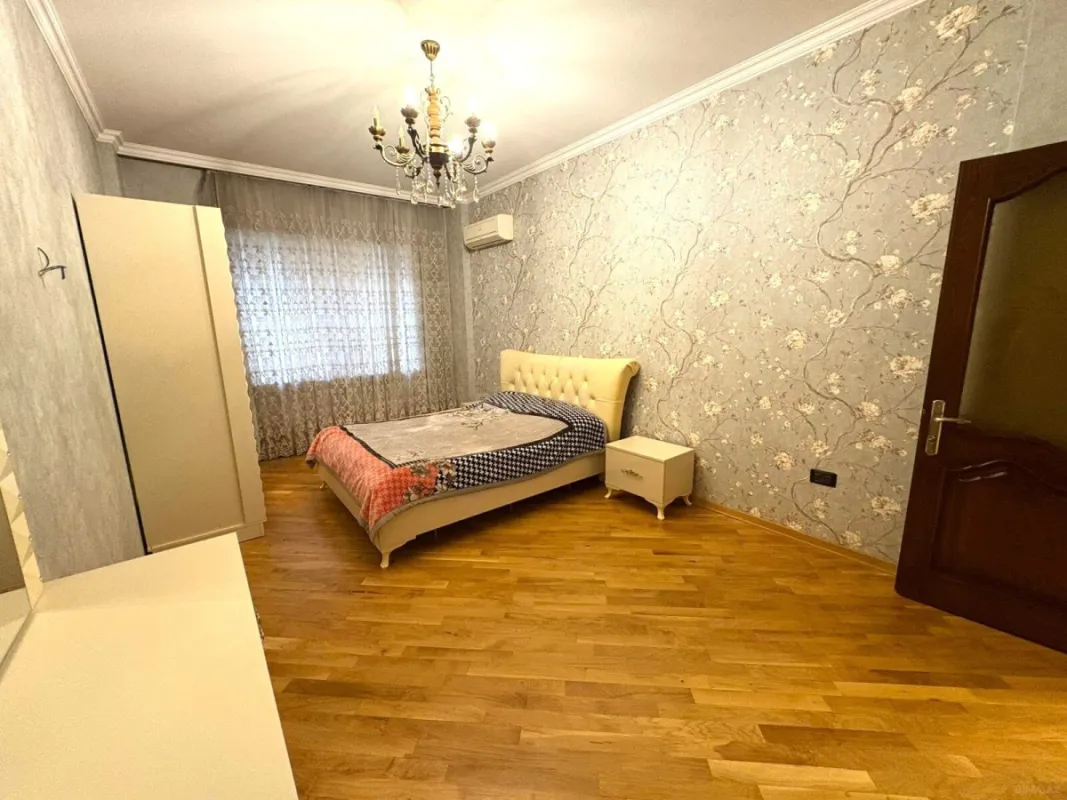 Satılır 4 otaqlı mənzil 224 m²