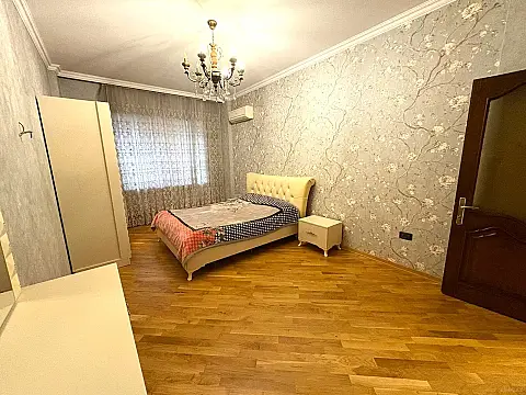 Satılır 4 otaqlı mənzil 224 m²
