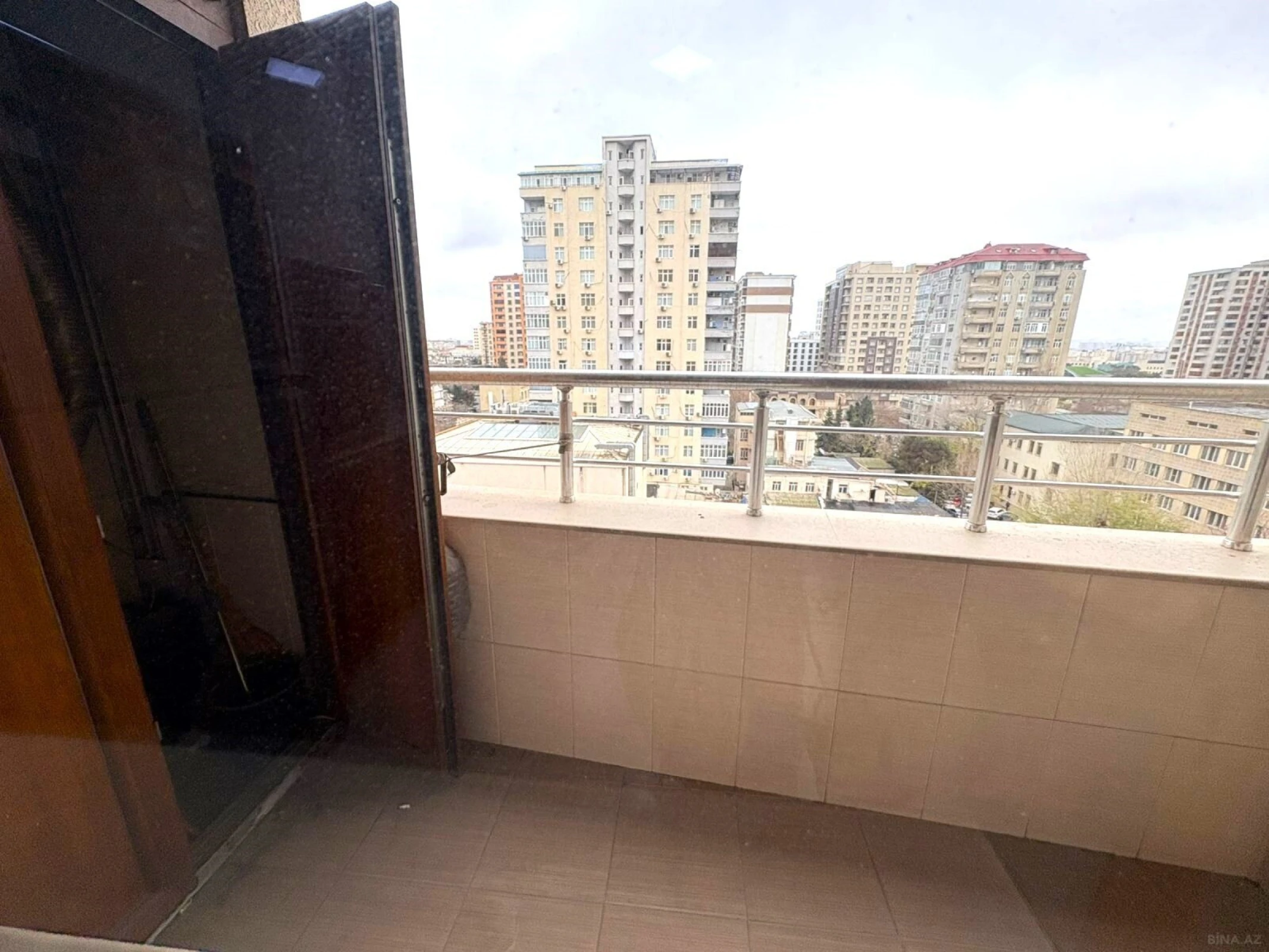 Satılır 4 otaqlı mənzil 224 m²