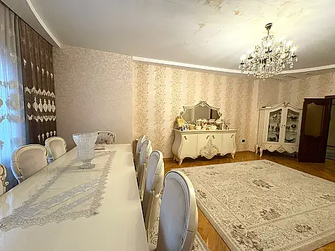 Satılır 4 otaqlı mənzil 224 m²