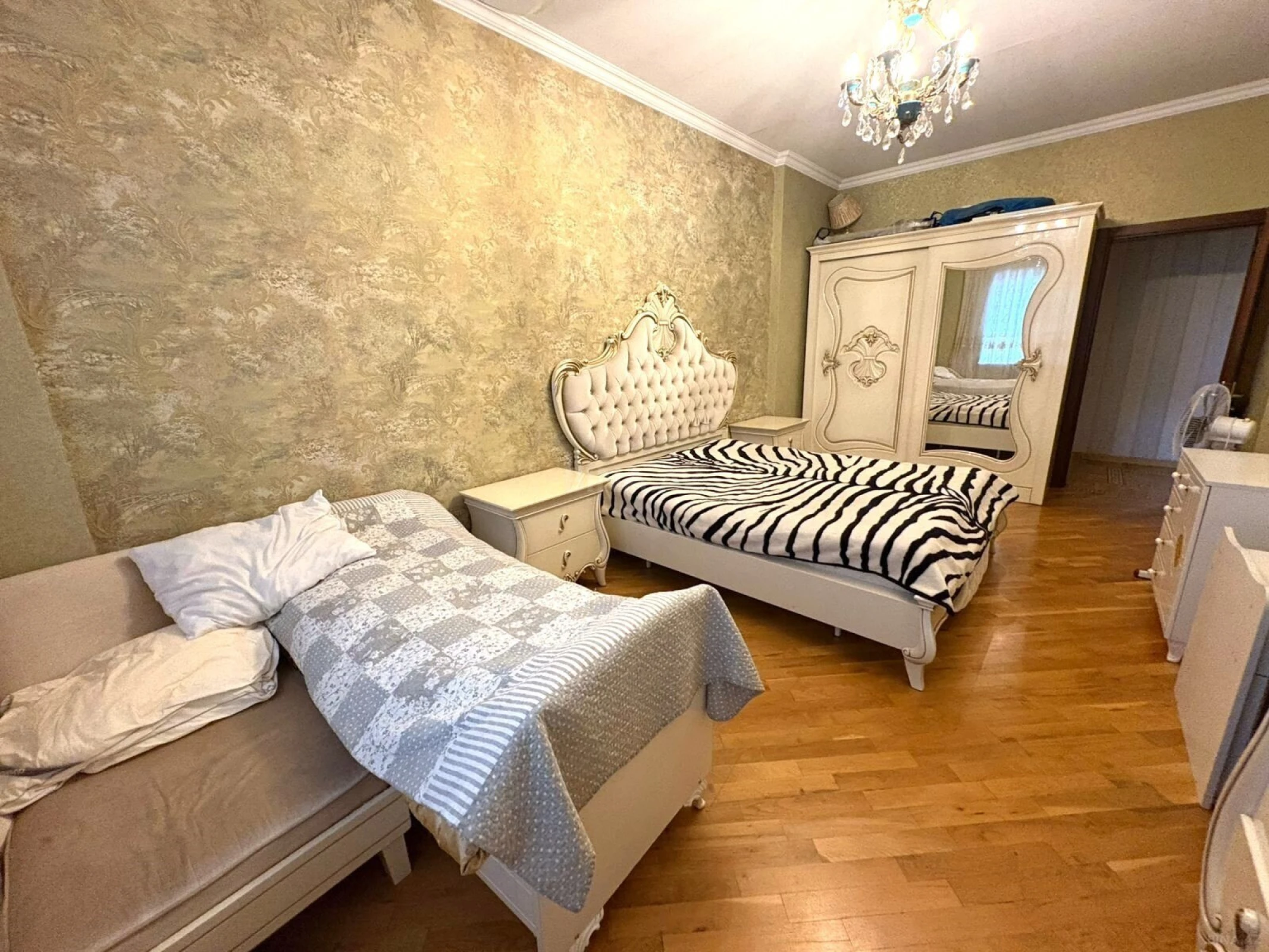 Satılır 4 otaqlı mənzil 224 m²
