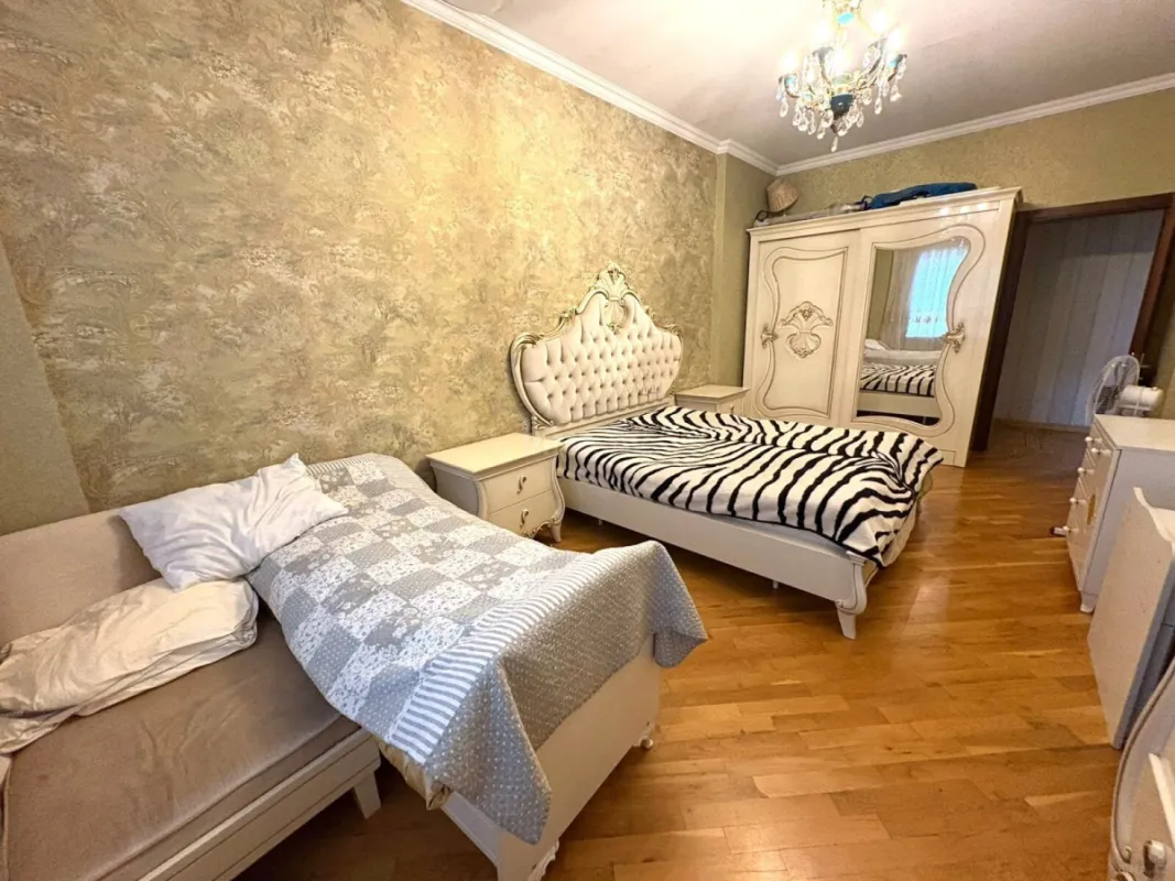 Satılır 4 otaqlı mənzil 224 m²