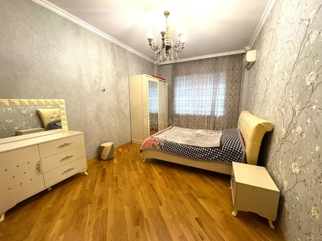 Satılır 4 otaqlı mənzil 224 m²