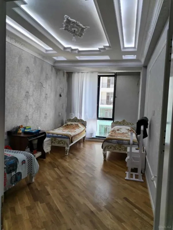 Satılır 3 otaqlı mənzil 142 m²