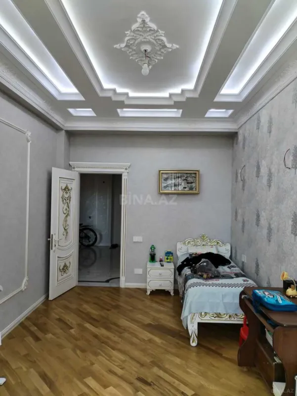Satılır 3 otaqlı mənzil 142 m²