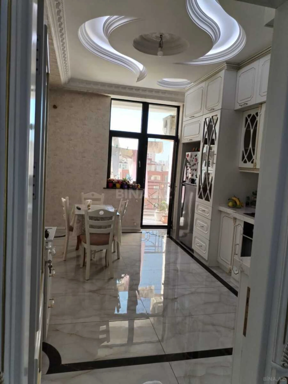 Satılır 3 otaqlı mənzil 142 m²