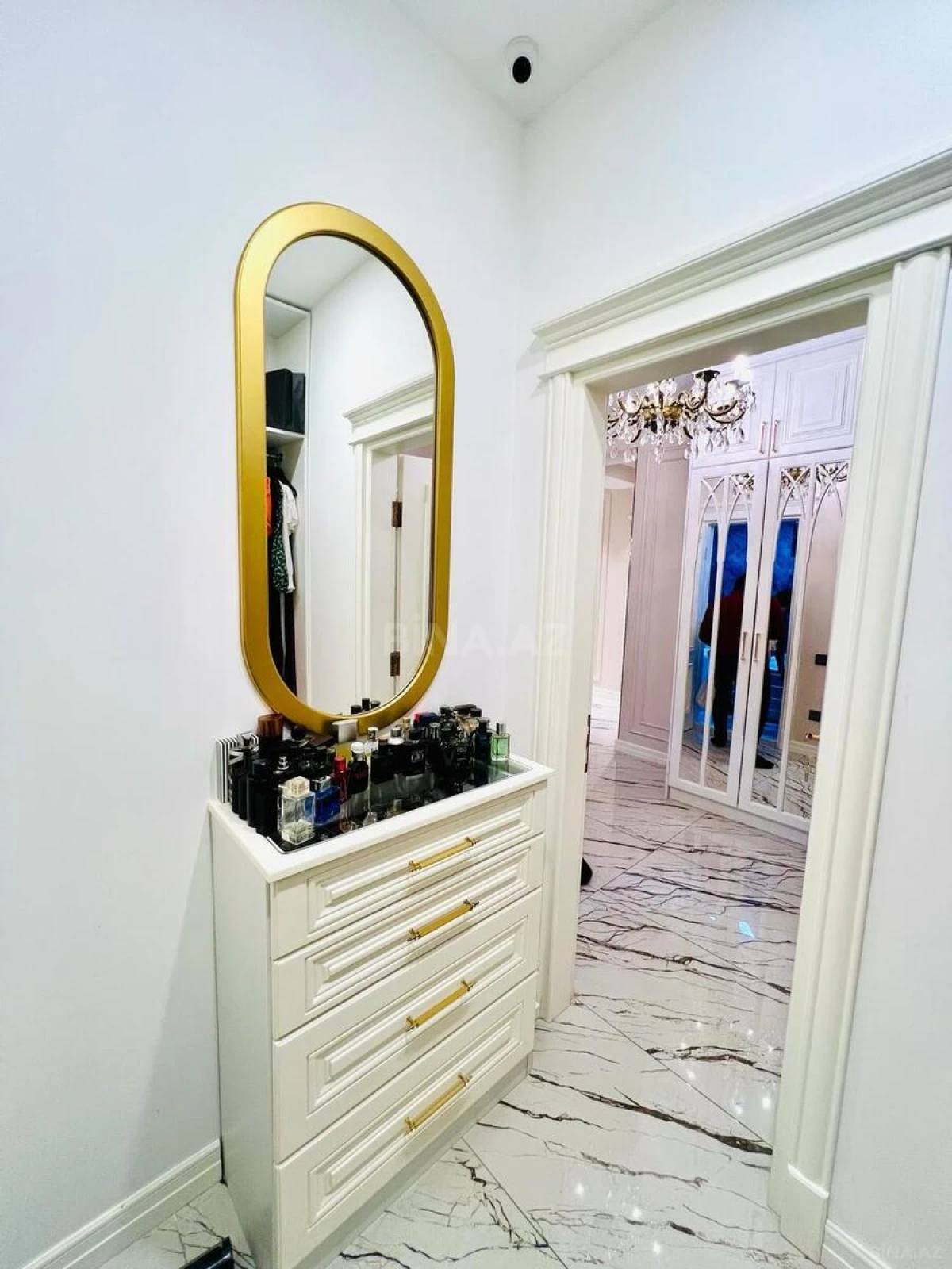 Satılır 4 otaqlı mənzil 134 m²