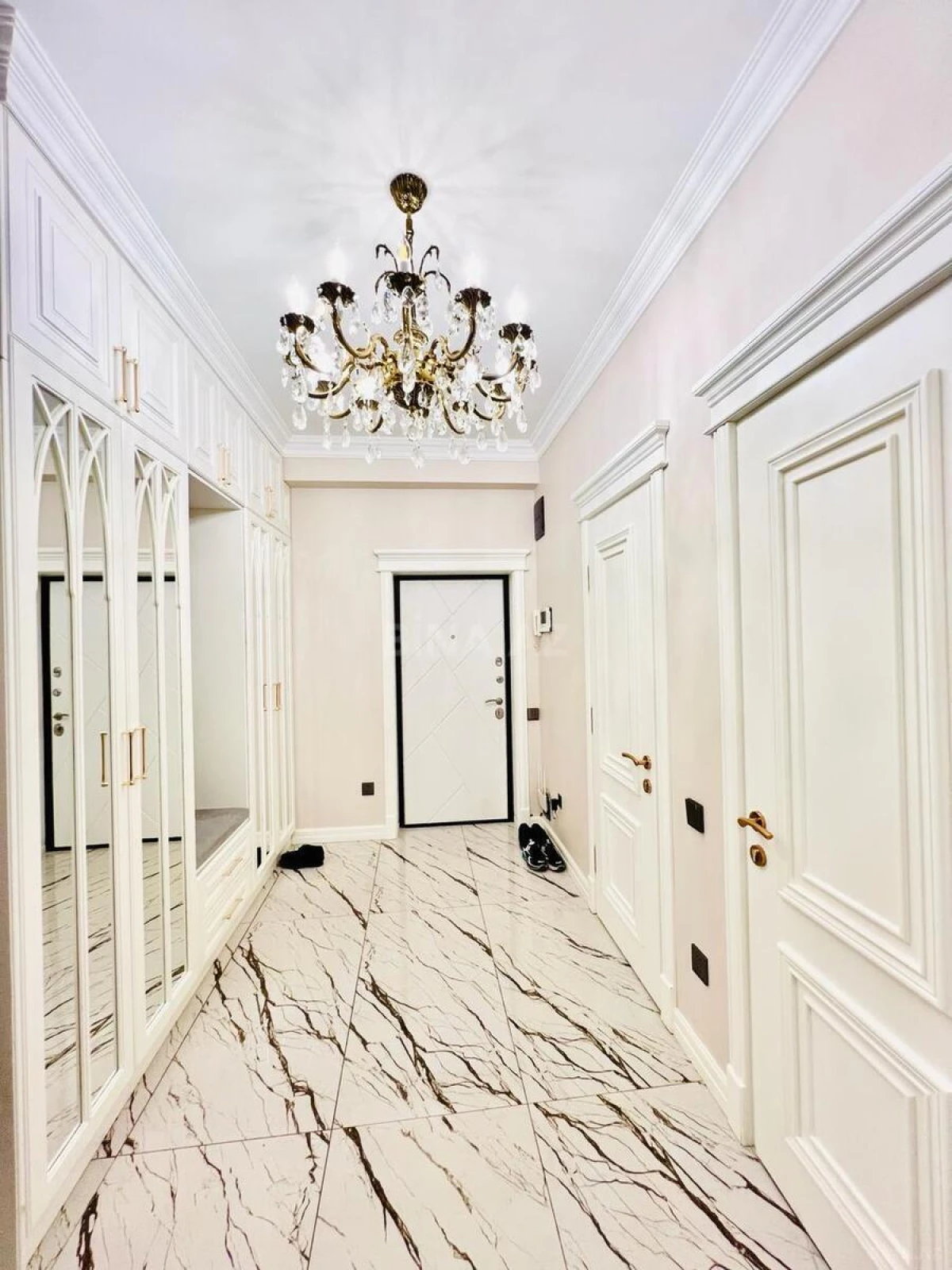 Satılır 4 otaqlı mənzil 134 m²