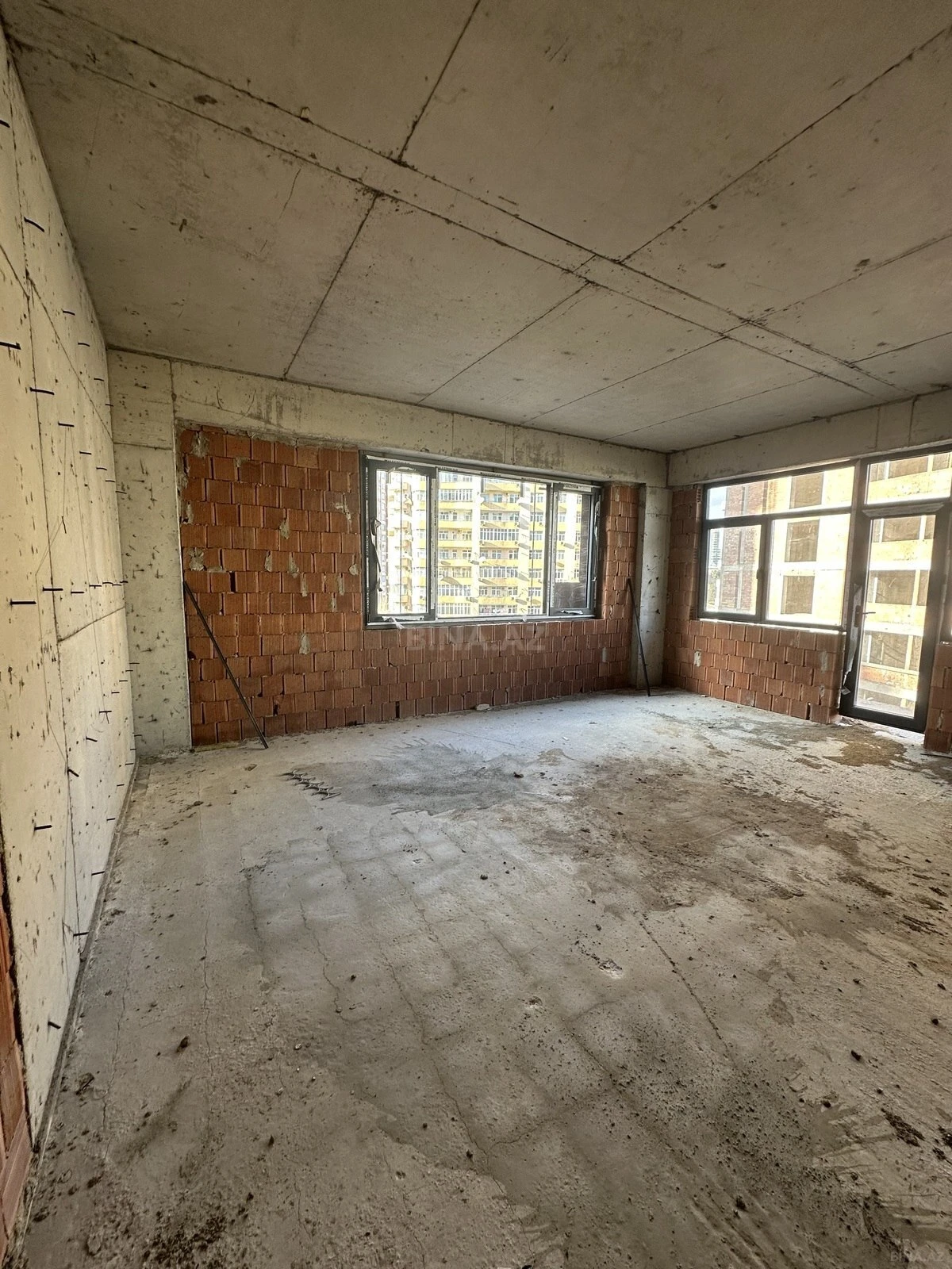 Satılır 3 otaqlı mənzil 130.5 m²