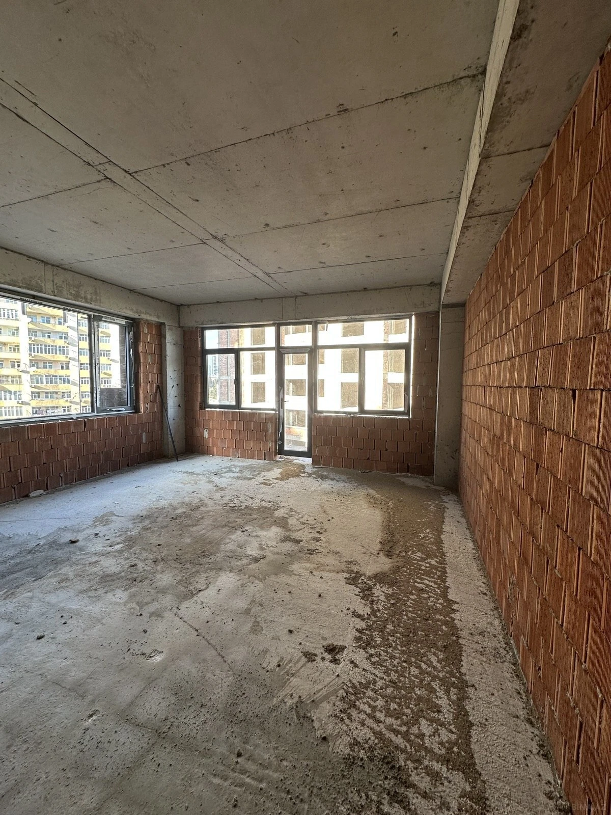 Satılır 3 otaqlı mənzil 130.5 m²