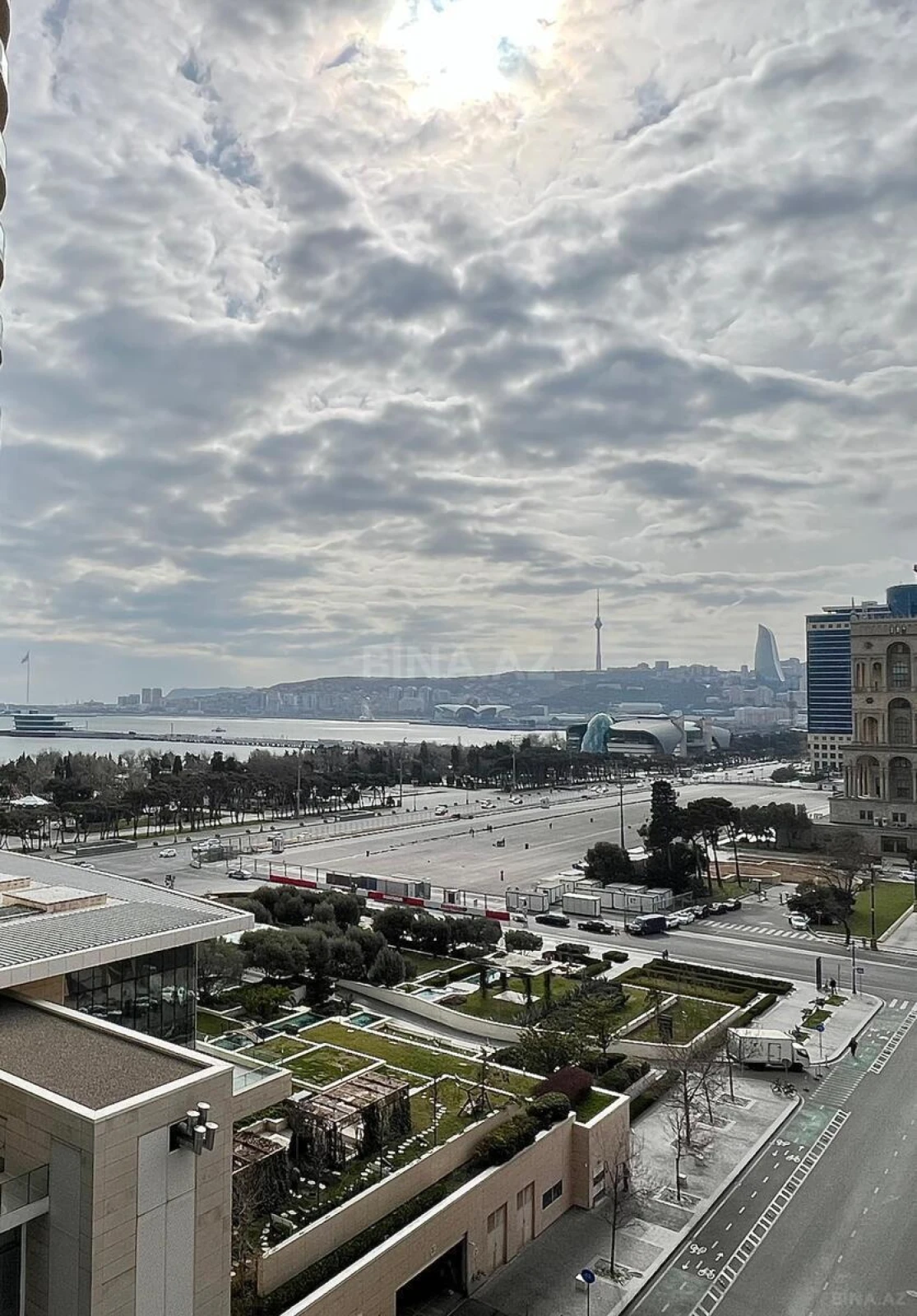 Satılır 4 otaqlı mənzil 240 m²