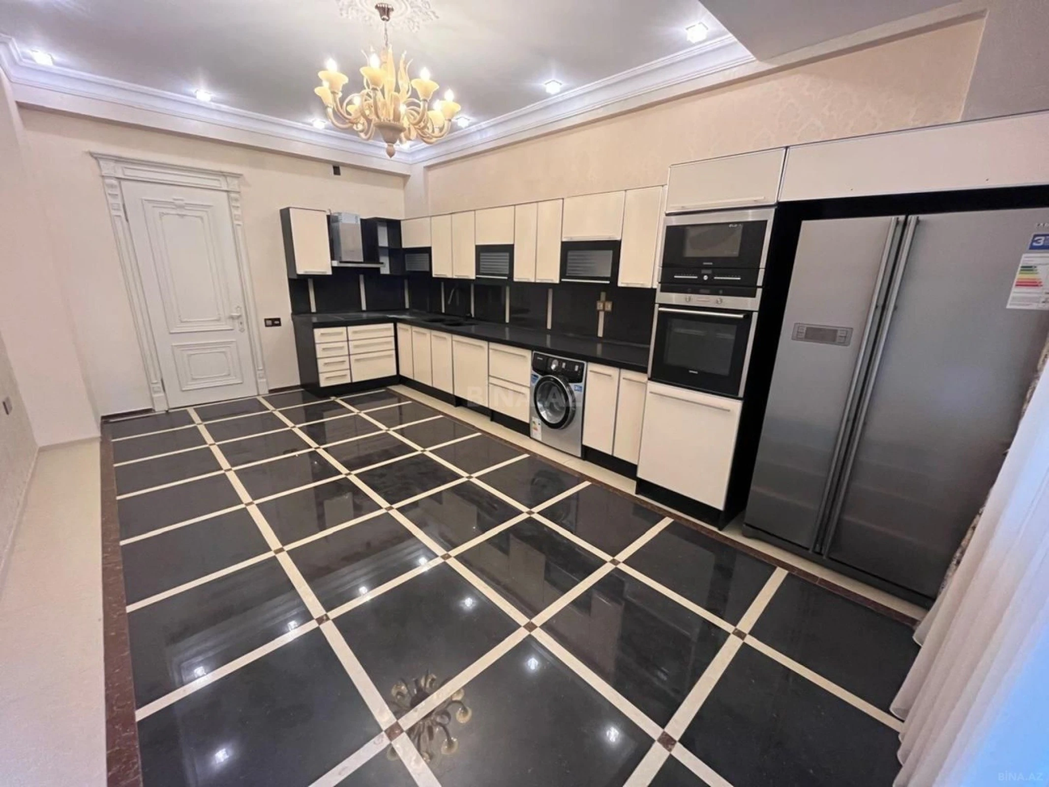 Satılır 4 otaqlı mənzil 240 m²