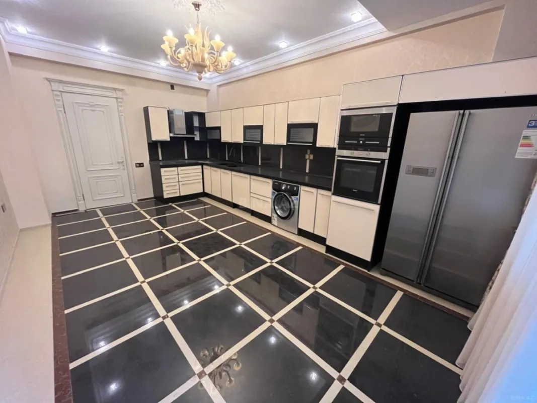 Satılır 4 otaqlı mənzil 240 m²