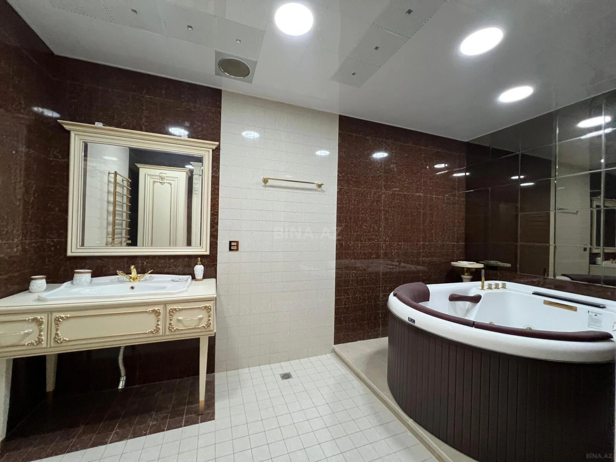 Satılır 4 otaqlı mənzil 240 m²