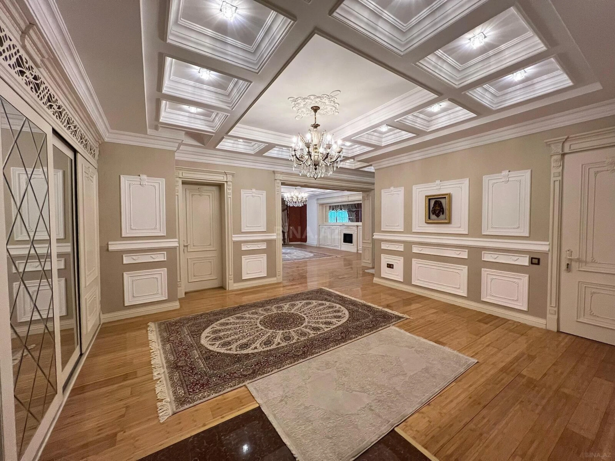 Satılır 4 otaqlı mənzil 240 m²