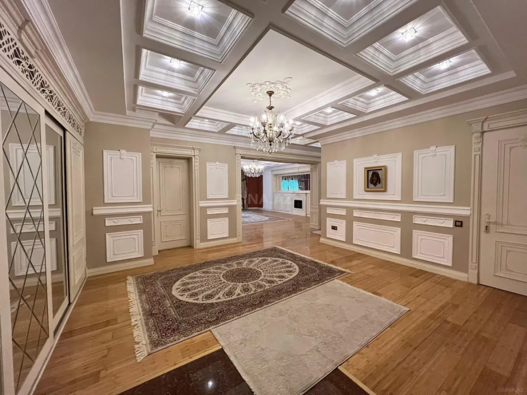 Satılır 4 otaqlı mənzil 240 m²