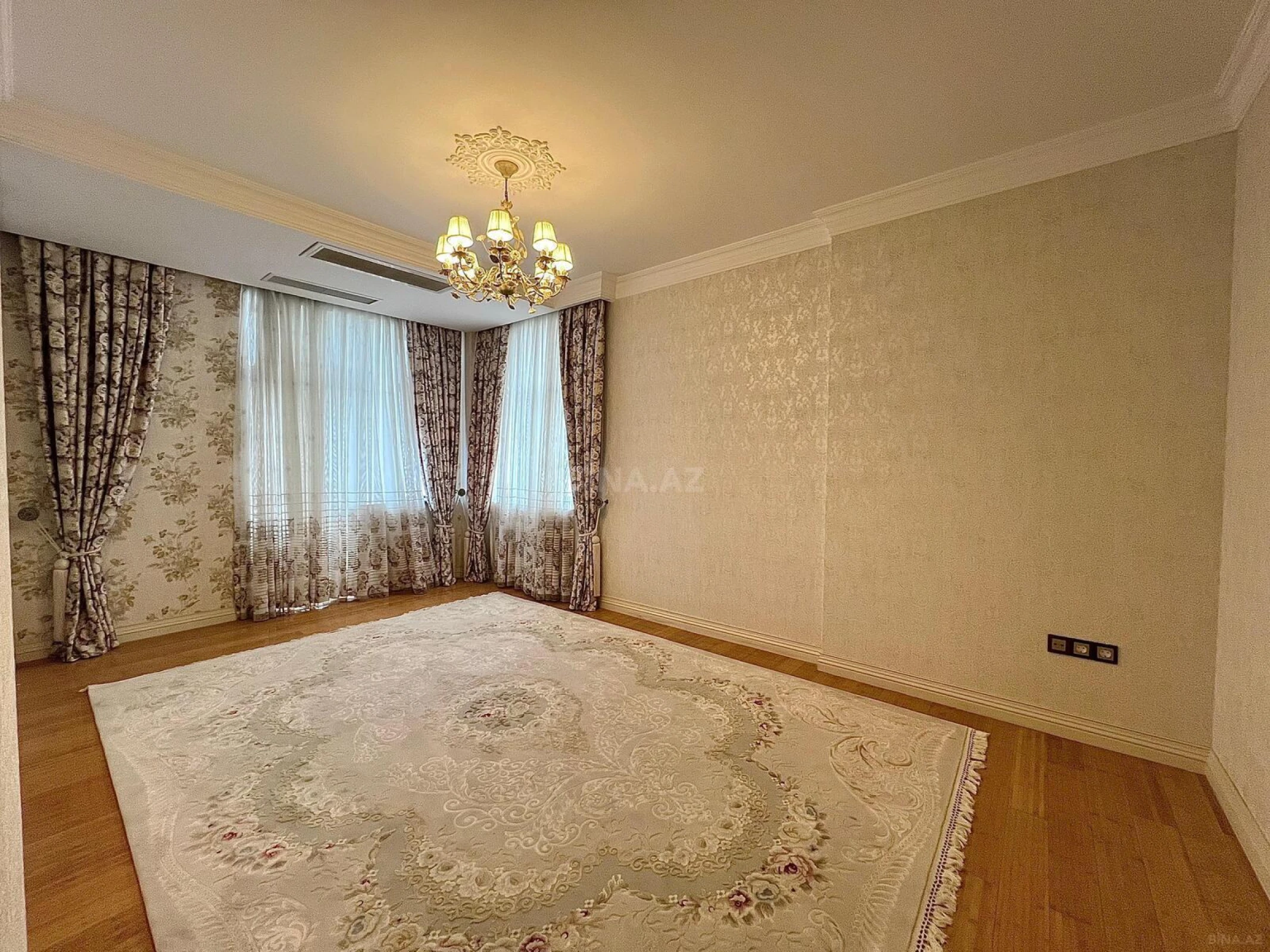 Satılır 4 otaqlı mənzil 240 m²