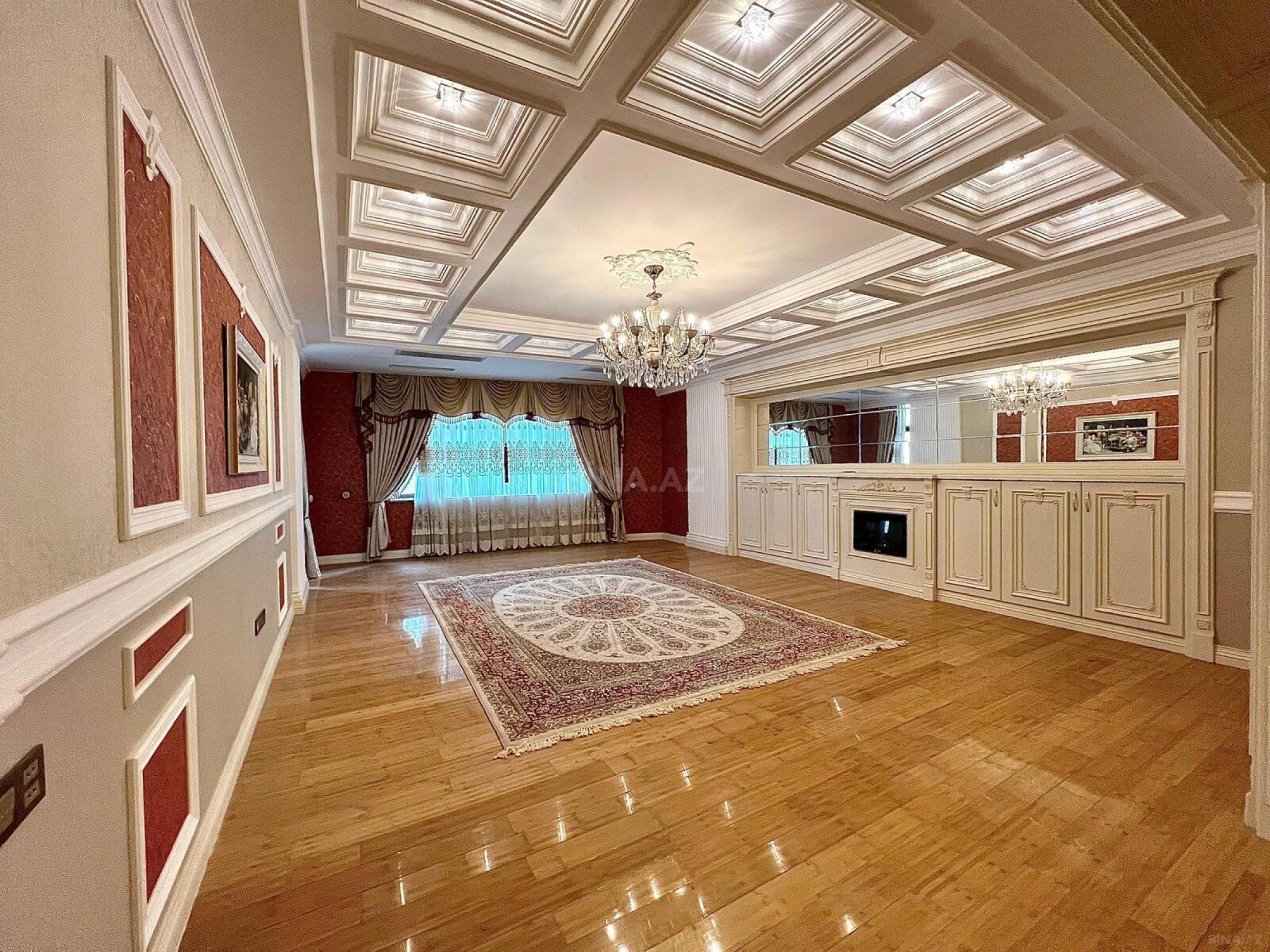 Satılır 4 otaqlı mənzil 240 m²