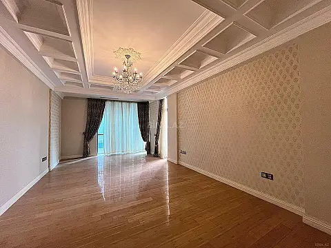 Satılır 4 otaqlı mənzil 240 m²
