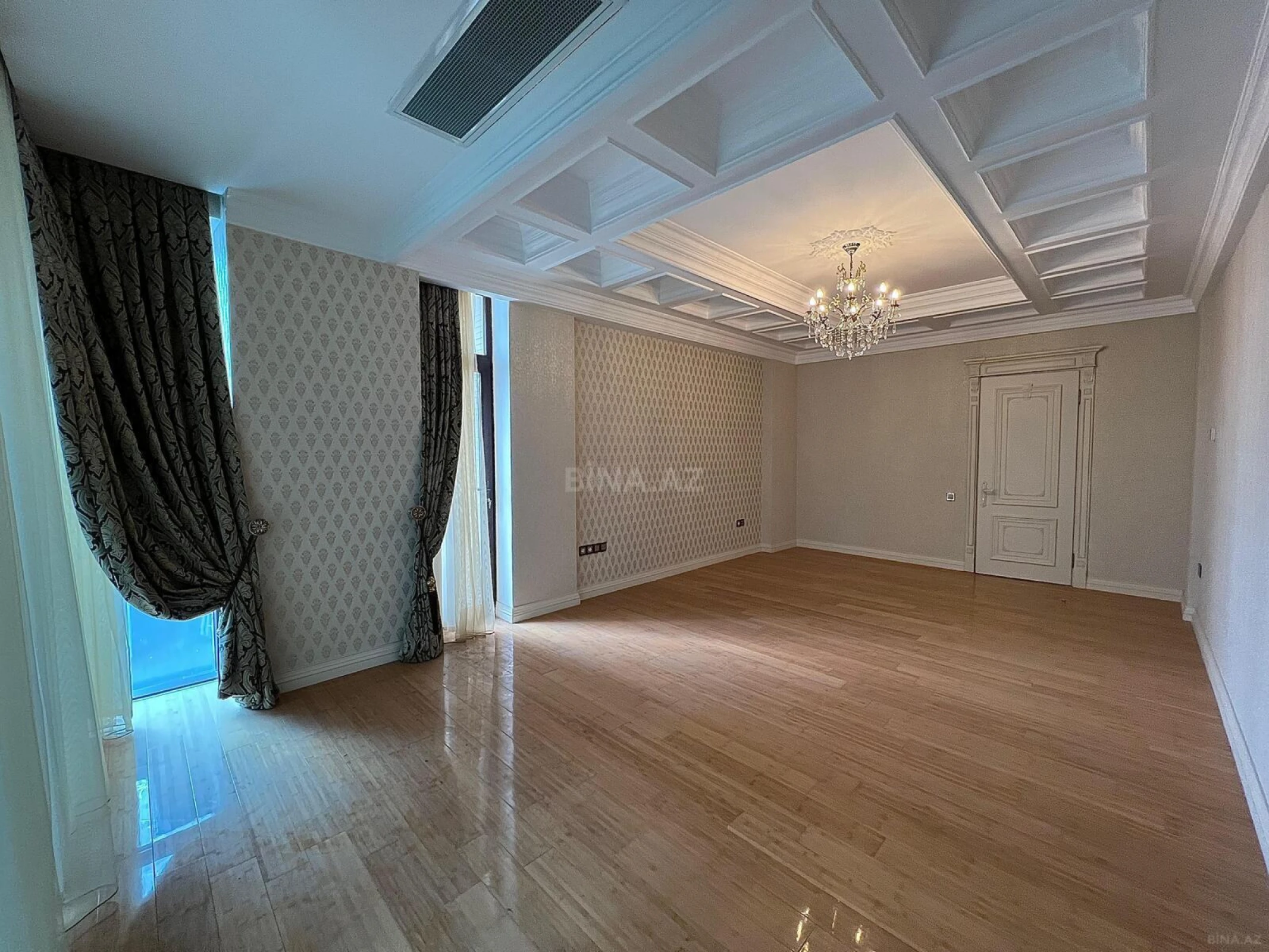 Satılır 4 otaqlı mənzil 240 m²