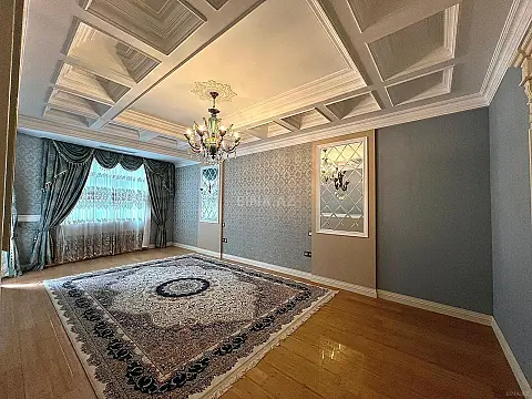 Satılır 4 otaqlı mənzil 240 m²