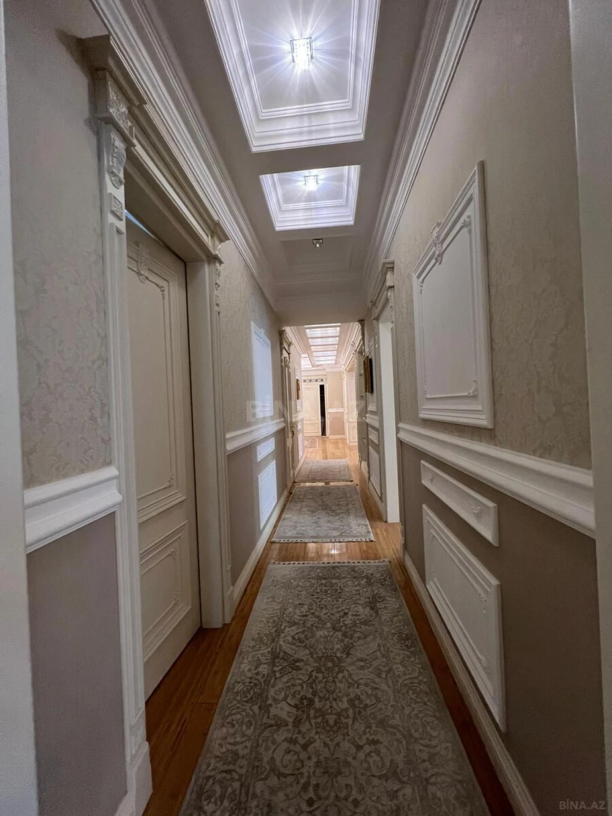 Satılır 4 otaqlı mənzil 240 m²