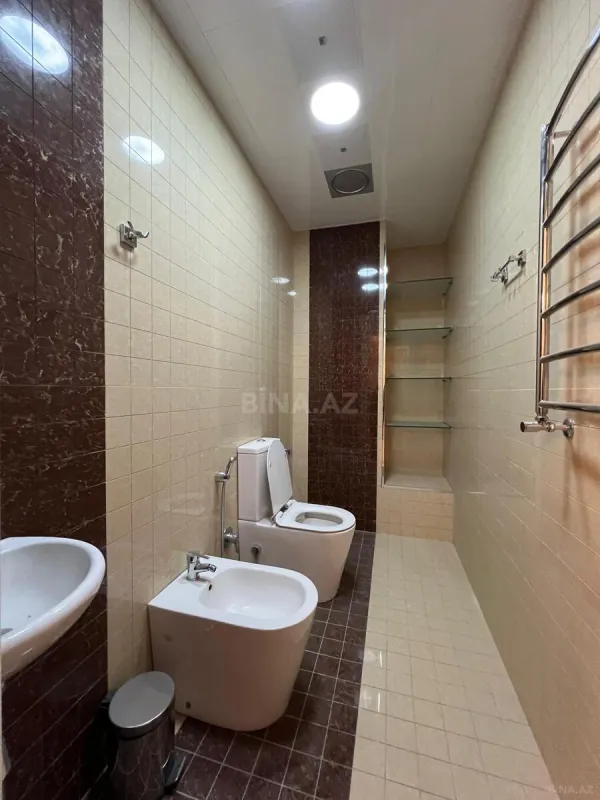 Satılır 4 otaqlı mənzil 240 m²