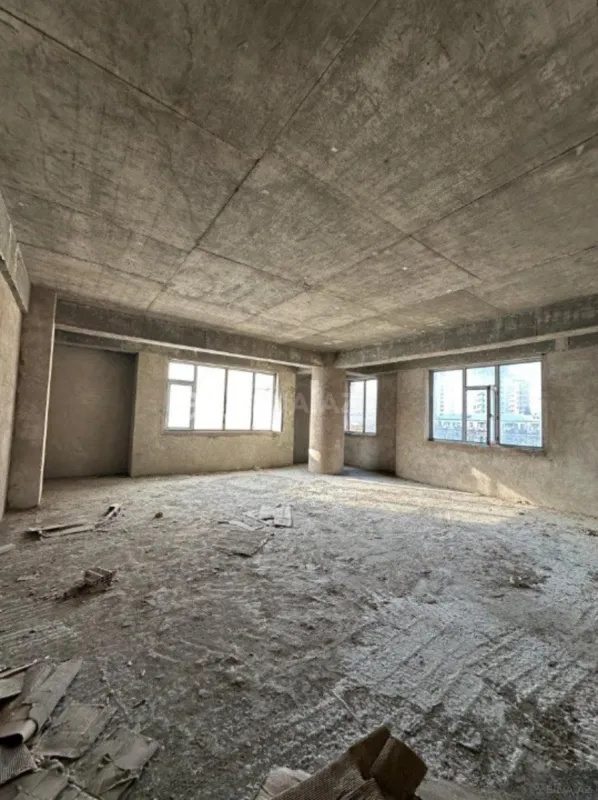Satılır 4 otaqlı mənzil 300 m²