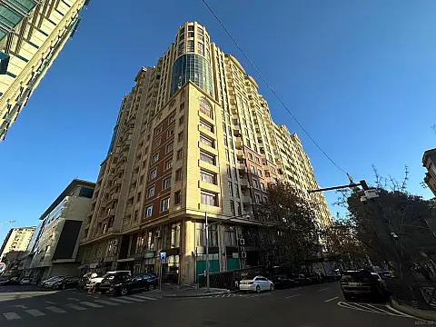 Satılır 4 otaqlı mənzil 300 m² — Bakı, İnşaatçılar 4 otaq 300.00 m²
