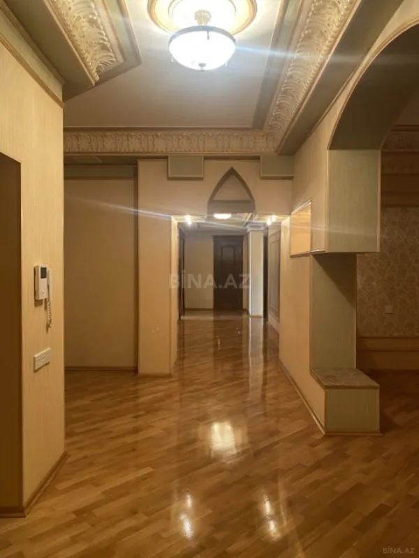 Satılır 4 otaqlı mənzil 250 m²
