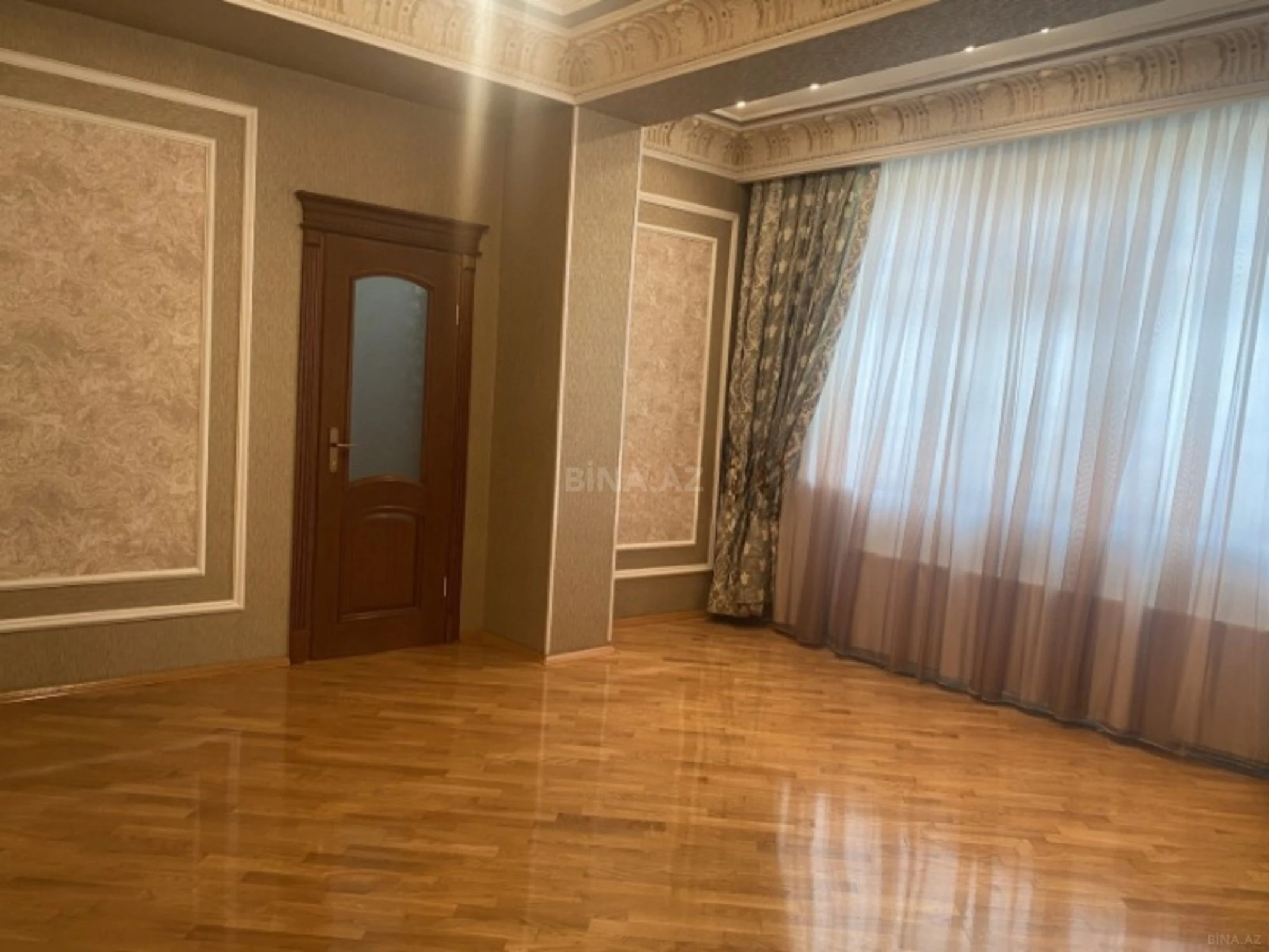 Satılır 4 otaqlı mənzil 250 m²