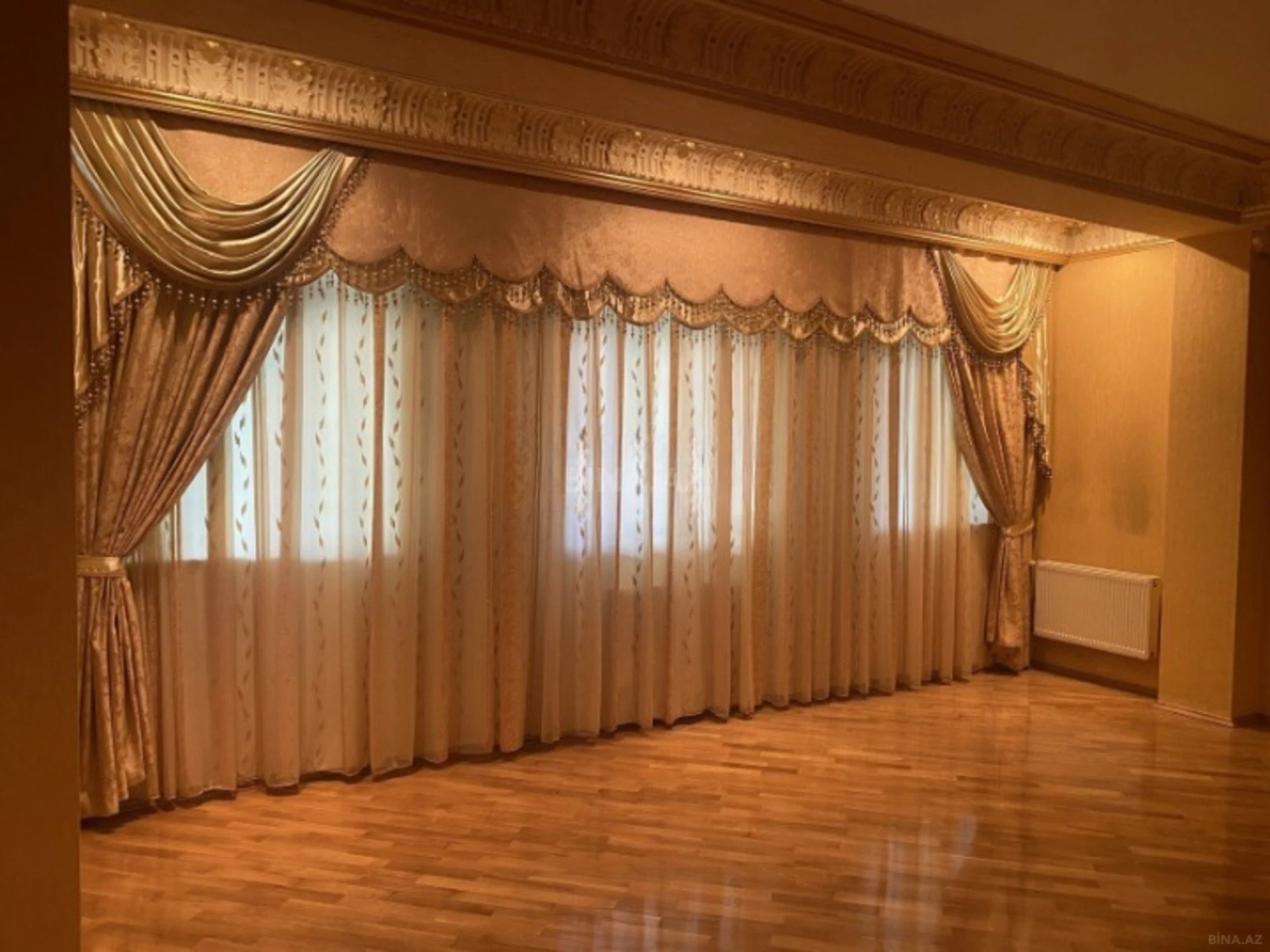 Satılır 4 otaqlı mənzil 250 m²