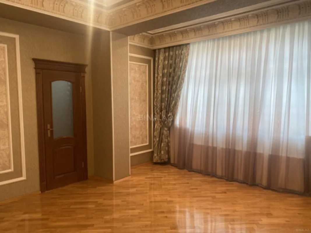 Satılır 4 otaqlı mənzil 250 m²