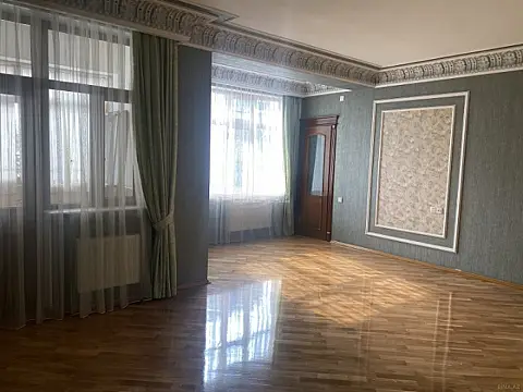 Satılır 4 otaqlı mənzil 250 m²