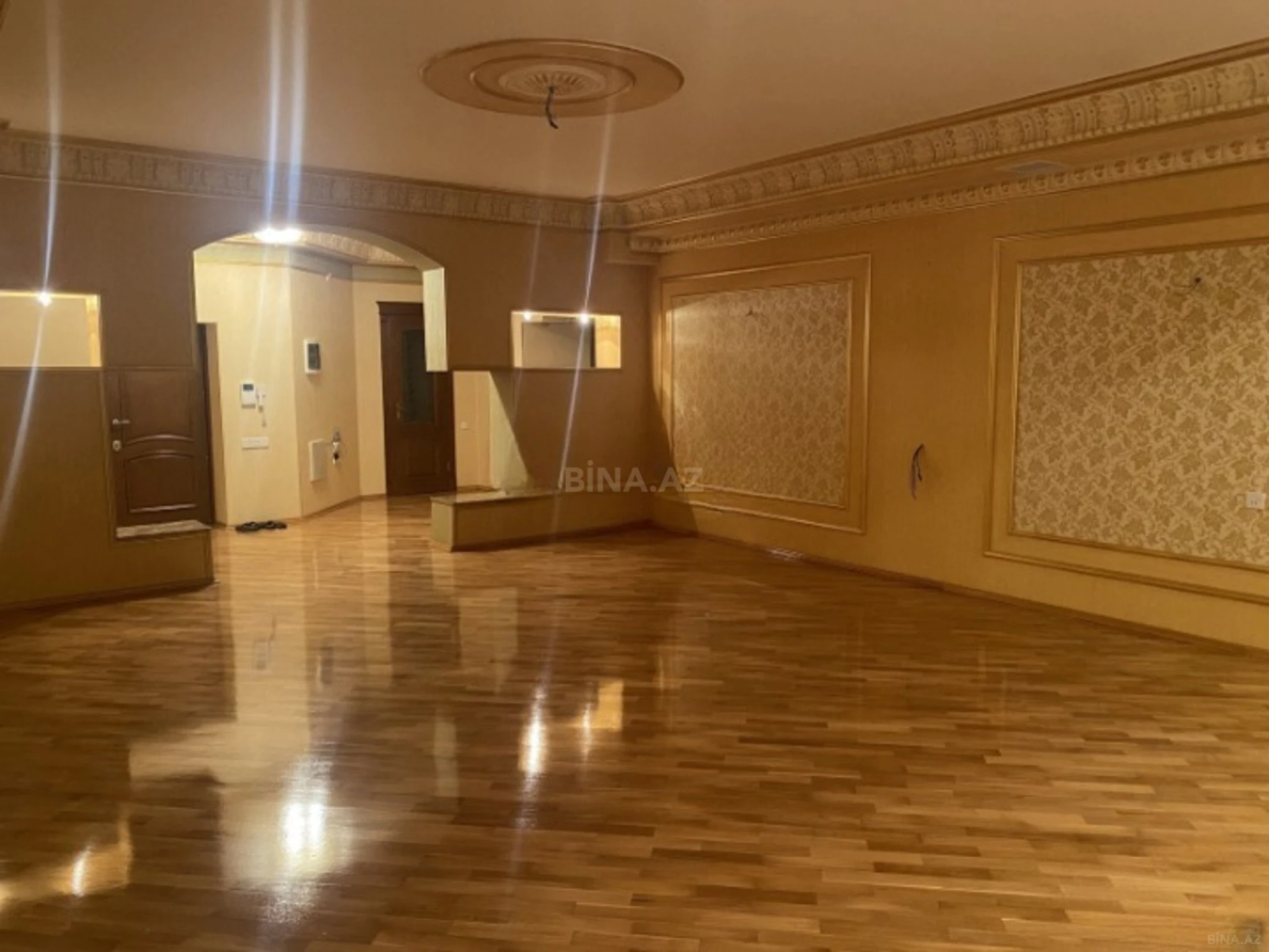 Satılır 4 otaqlı mənzil 250 m²